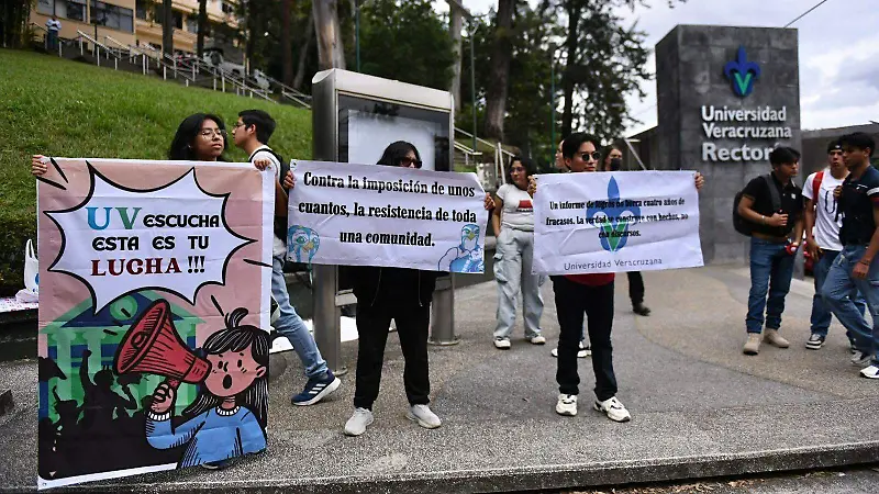 Protesta de estudiantes de la Universidad Veracruzana contra prórroga de Martín Aguilar Sánchez 